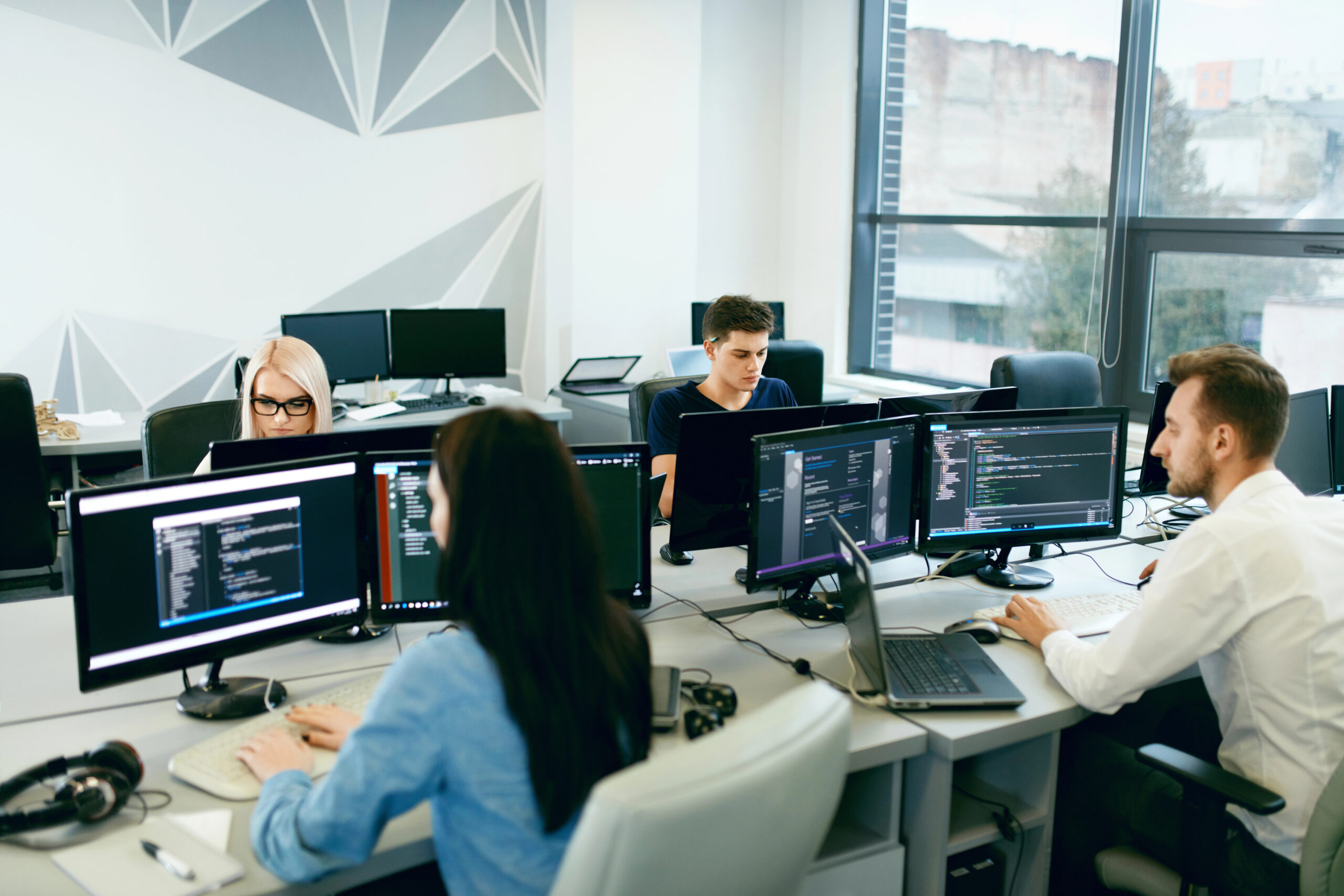 Menschen beim Arbeiten am PC